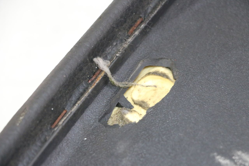 photo de SELLE PEUGEOT KISBEE 2T 50 (2010 - 2017) - Zoom état d’usage