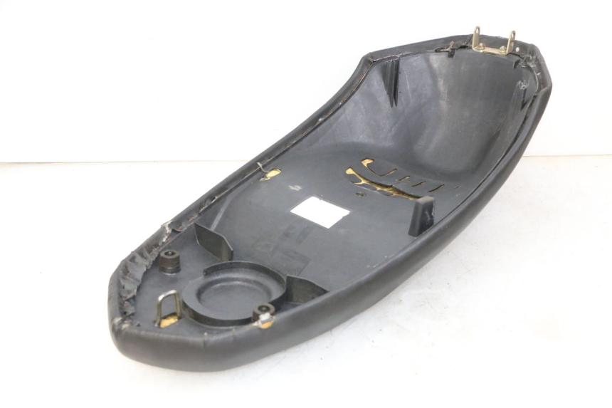 photo de SELLE PEUGEOT KISBEE 2T 50 (2010 - 2017) - Points de fixation