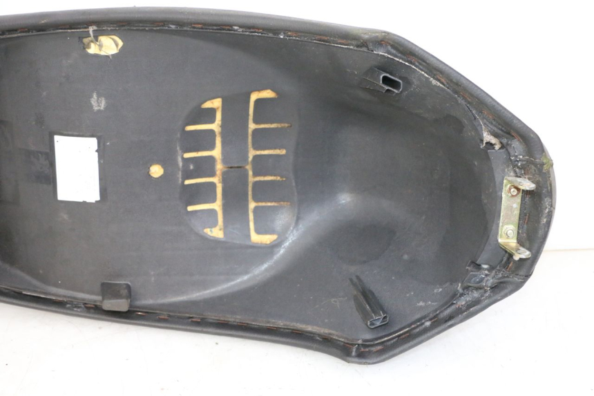 photo de SELLE PEUGEOT KISBEE 2T 50 (2010 - 2017) - État de surface