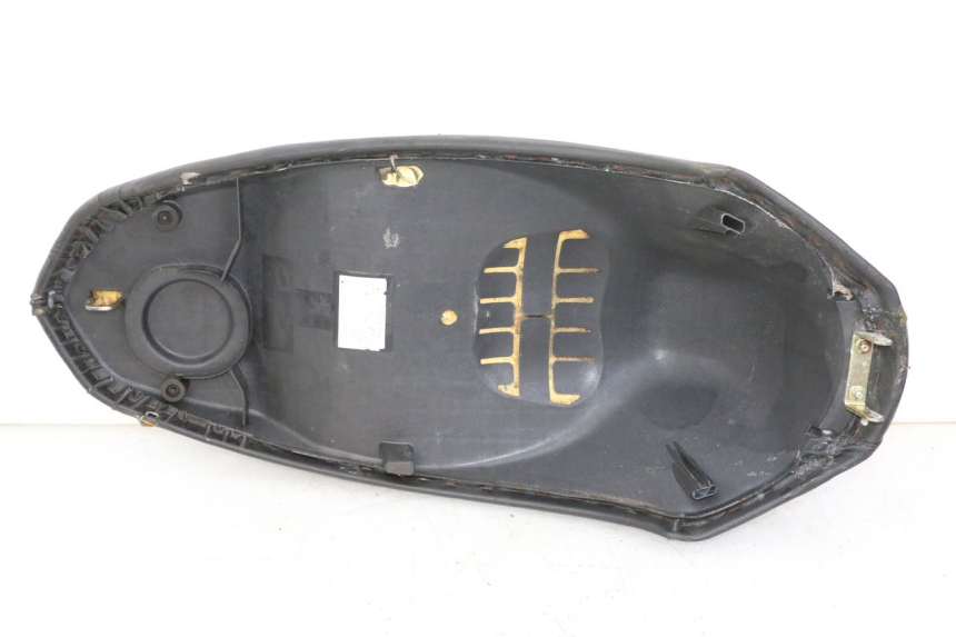 photo de SELLE PEUGEOT KISBEE 2T 50 (2010 - 2017) - Marquages et références