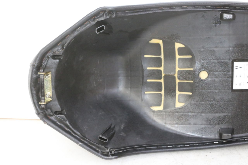 photo de SELLE PEUGEOT KISBEE 2T 50 (2010 - 2017) - Détails caractéristiques