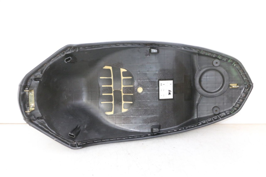 photo de SELLE PEUGEOT KISBEE 2T 50 (2010 - 2017) - Vue rapprochée