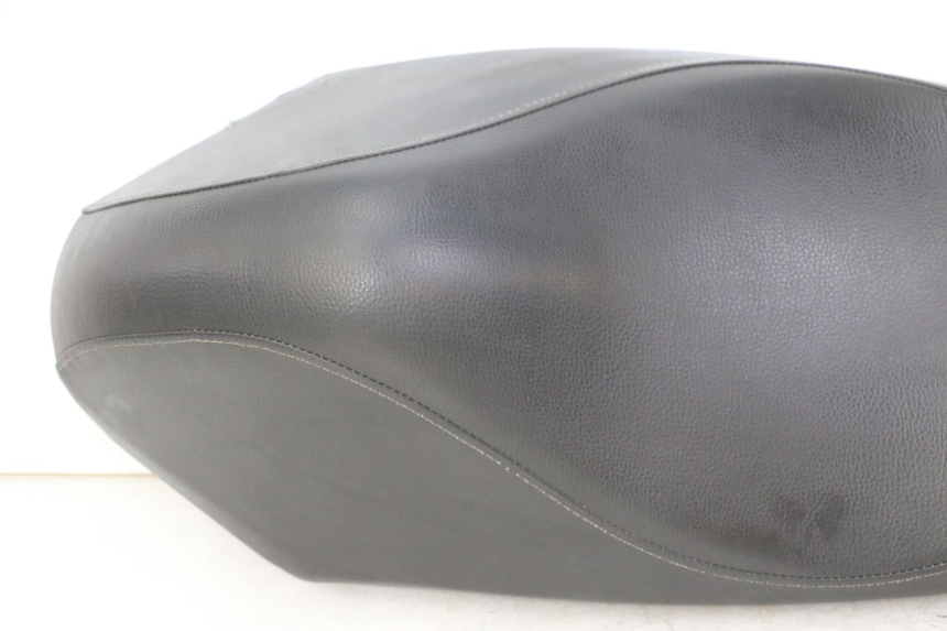 photo de SELLE PEUGEOT KISBEE 2T 50 (2010 - 2017) - Photo complémentaire