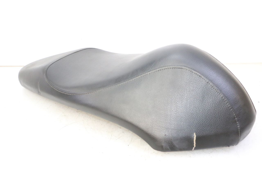 photo de SELLE PEUGEOT KISBEE 2T 50 (2010 - 2017) - Vue d’ensemble