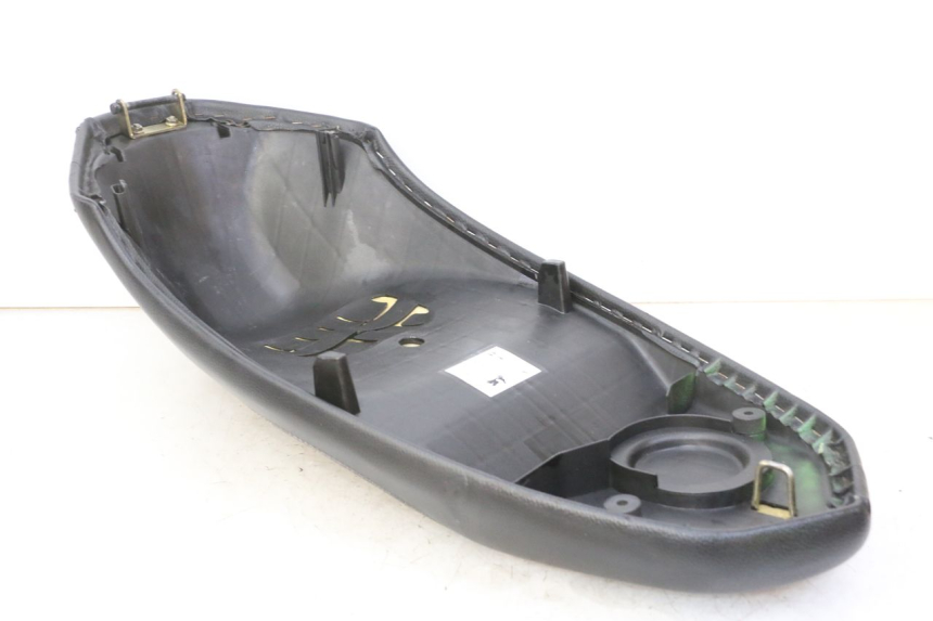 photo de SELLE PEUGEOT KISBEE 2T 50 (2010 - 2017) - Points de fixation