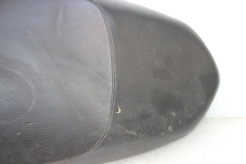 photo de SELLE PEUGEOT KISBEE 2T 50 (2010 - 2017) - Détail de la pièce