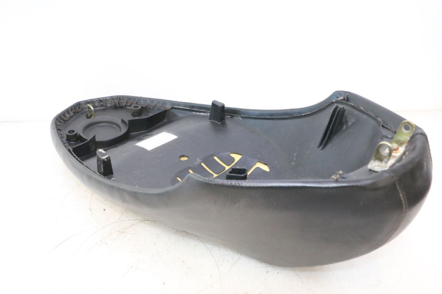 photo de SELLE PEUGEOT KISBEE 2T 50 (2010 - 2017) - Gros plan technique