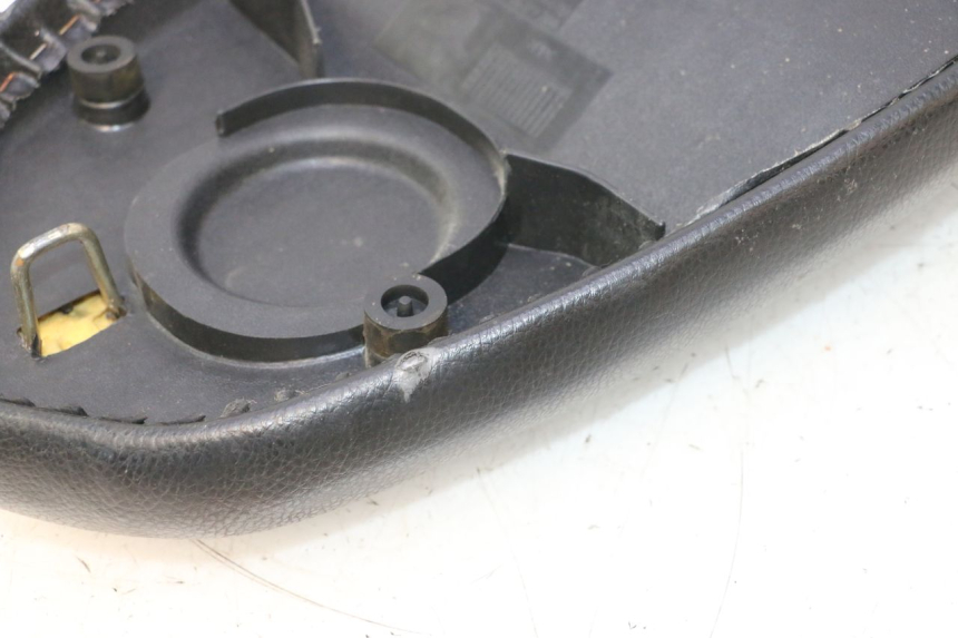 photo de SELLE PEUGEOT KISBEE 2T 50 (2010 - 2017) - Vue d’ensemble