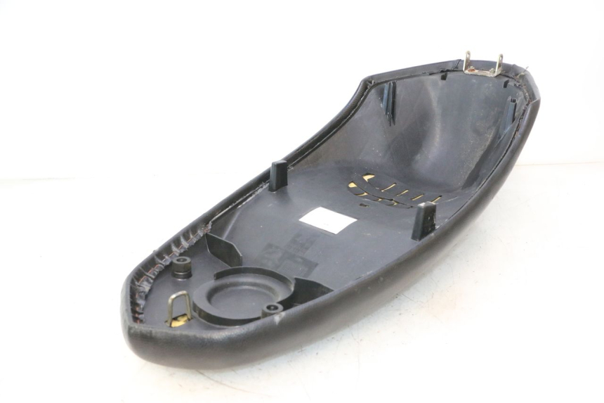 photo de SELLE PEUGEOT KISBEE 2T 50 (2010 - 2017) - Points de fixation