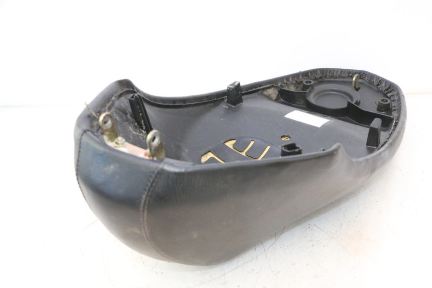 photo de SELLE PEUGEOT KISBEE 2T 50 (2010 - 2017) - Marquages et références