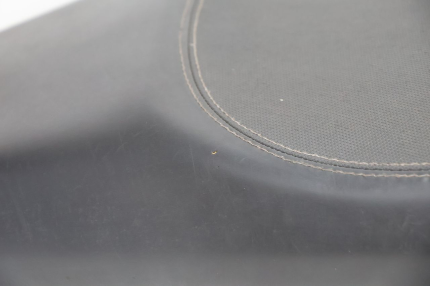 photo de SELLE PEUGEOT KISBEE 2T 50 (2010 - 2017) - Gros plan technique