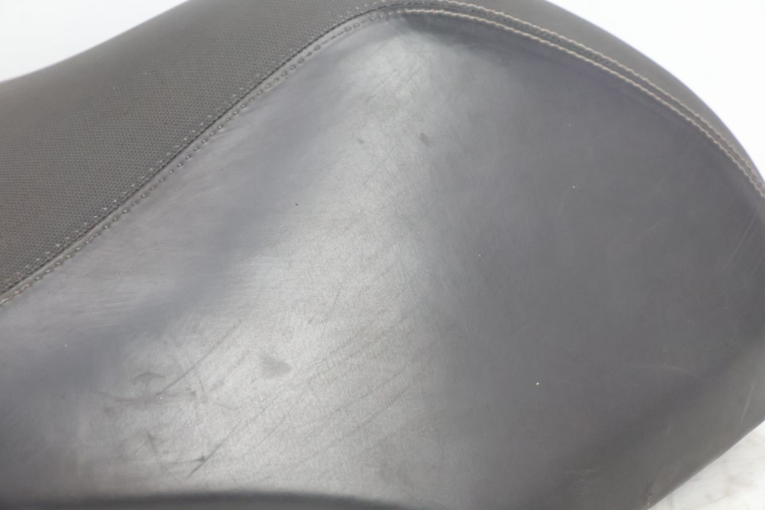 photo de SELLE PEUGEOT KISBEE 2T 50 (2010 - 2017) - Vue d’ensemble