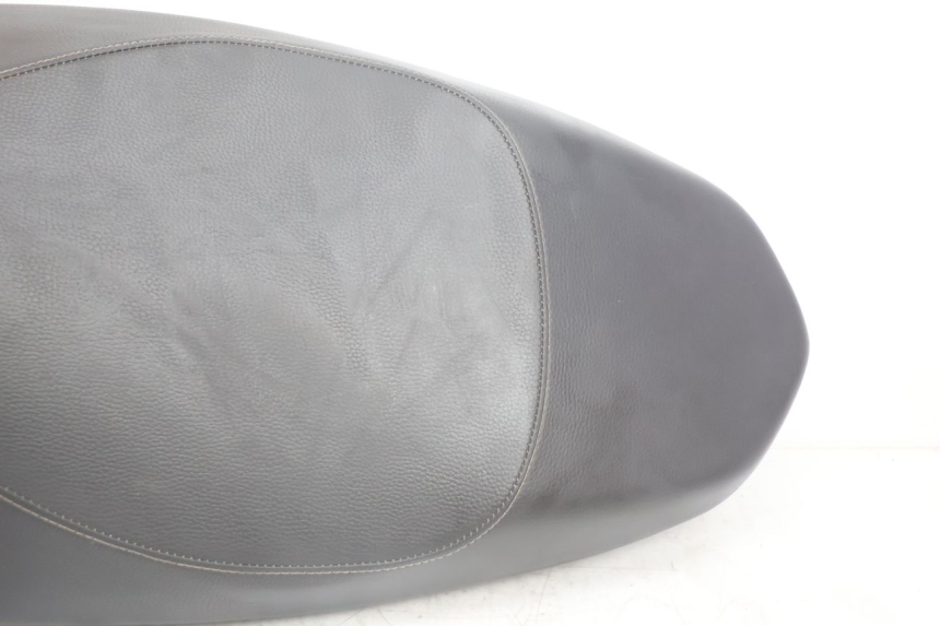 photo de SELLE PEUGEOT KISBEE 2T 50 (2010 - 2017) - Autre angle de vue