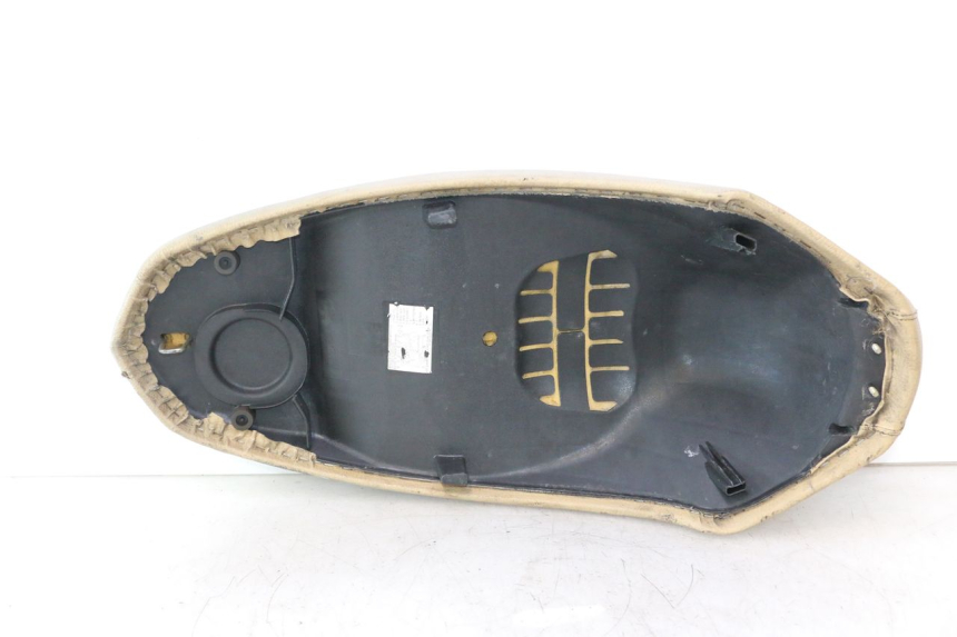 photo de SELLE PEUGEOT KISBEE 2T 50 (2010 - 2017) - Détail de la pièce