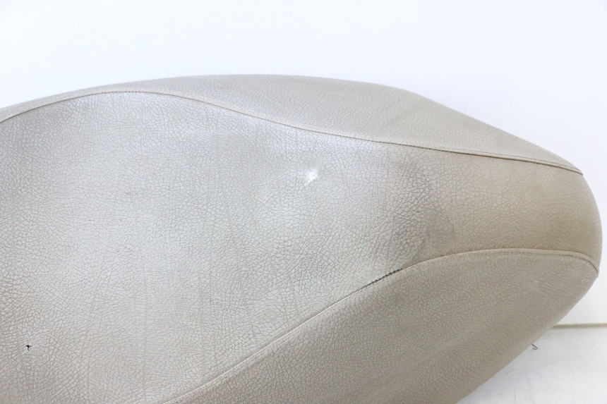 photo de SELLE PEUGEOT KISBEE 2T 50 (2010 - 2017) - Vue rapprochée