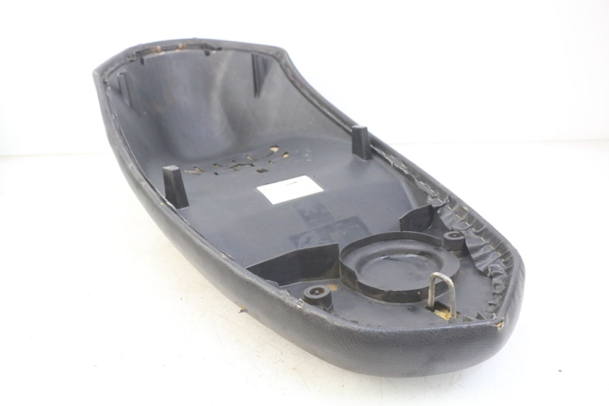 photo de SELLE PEUGEOT KISBEE 4T 50 (2010 - 2017) - Vue d’ensemble