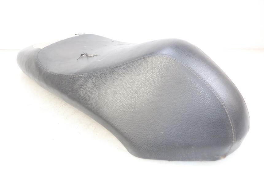 photo de SELLE PEUGEOT KISBEE 4T 50 (2010 - 2017) - Détail de la pièce