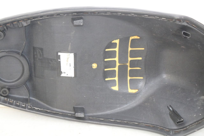 photo de SELLE PEUGEOT KISBEE 4T 50 (2010 - 2017) - Zoom composants