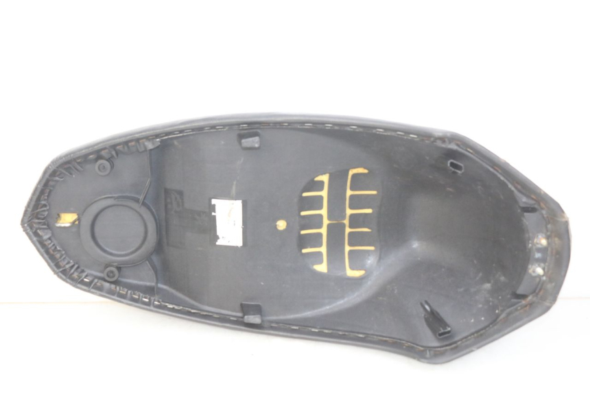 photo de SELLE PEUGEOT KISBEE 4T 50 (2010 - 2017) - Photo complémentaire