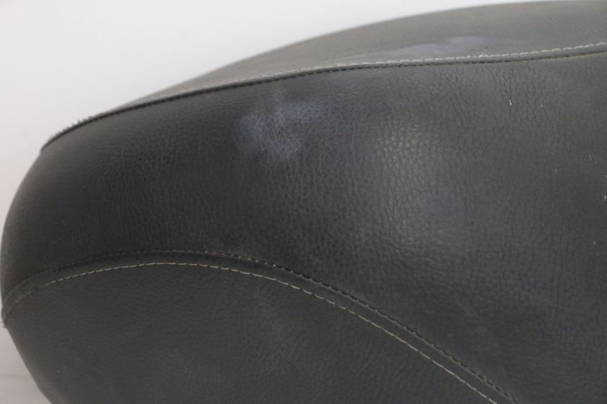 photo de SELLE PEUGEOT KISBEE 4T 50 (2018 - 2022) - Détail de la pièce