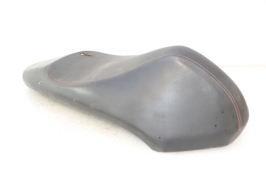 photo de SELLE PEUGEOT KISBEE 4T 50 (2010 - 2017) - Vue rapprochée