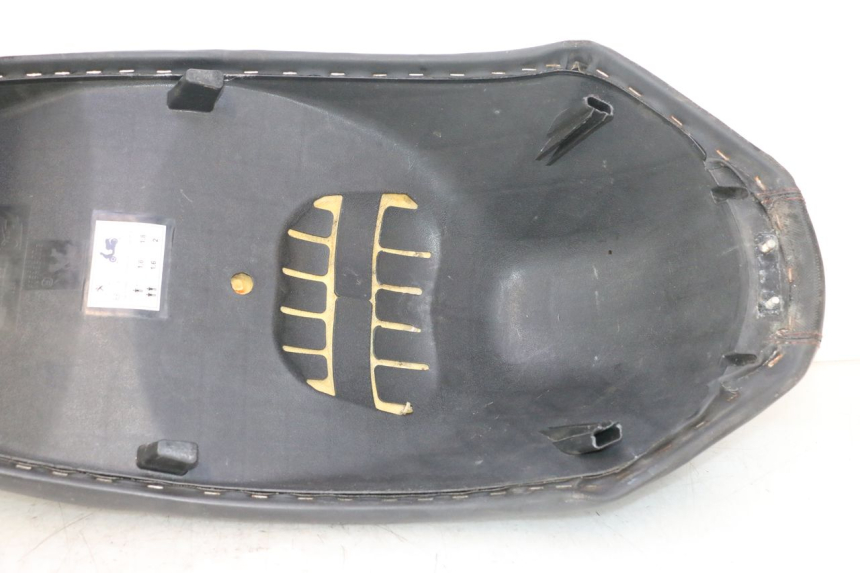 photo de SELLE PEUGEOT KISBEE 4T 50 (2010 - 2017) - Marquages et références