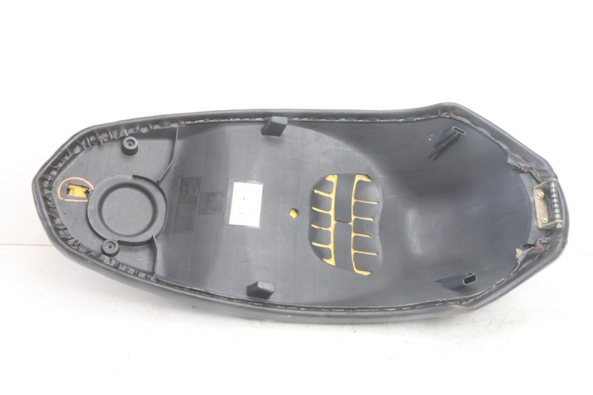 photo de SELLE PEUGEOT KISBEE 4T 50 (2010 - 2017) - Points de fixation