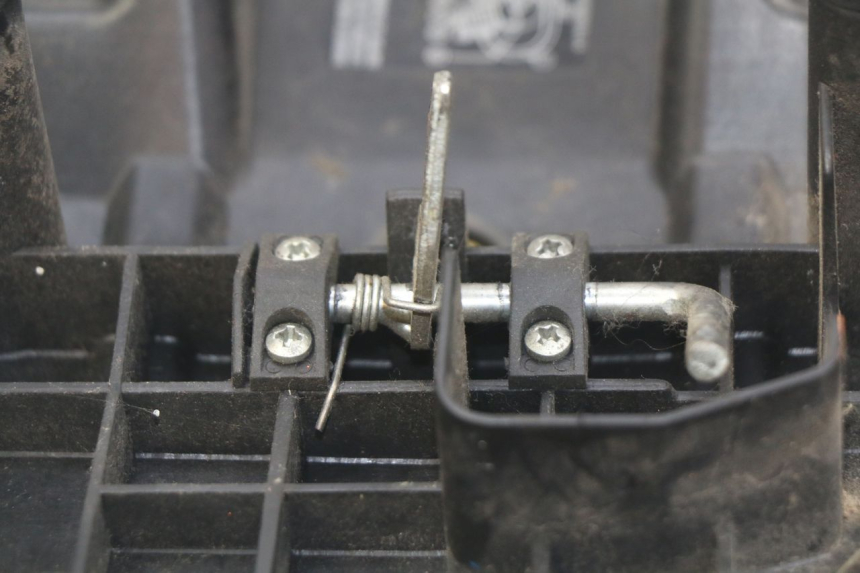 photo de SELLE PEUGEOT LUDIX 50 (2005 - 2007) - Points de fixation