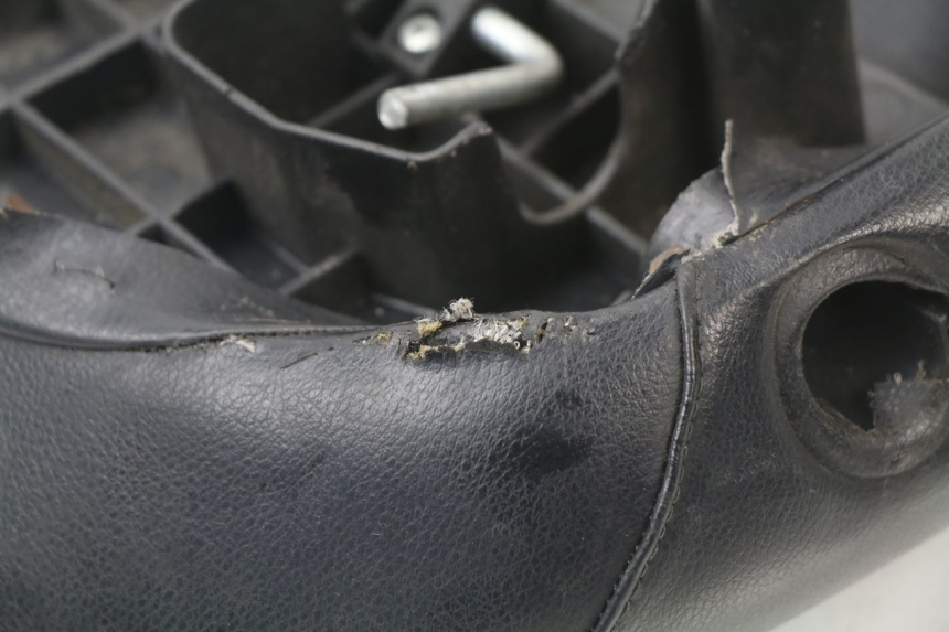 photo de SELLE PEUGEOT LUDIX ONE 50 (2004 - 2006) - Points de fixation