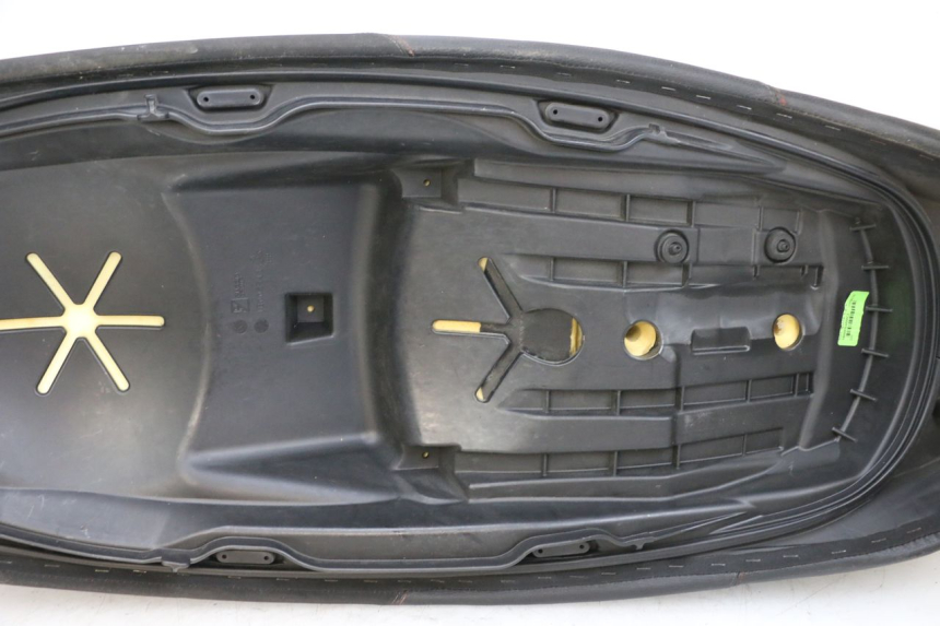 photo de SELLE PIAGGIO MP3 HPE 350 (2018 - 2020) - Marquages et références