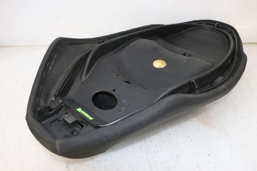 photo de SELLE PIAGGIO MP3 HPE 300 (2019 - 2026) - Détail de la pièce