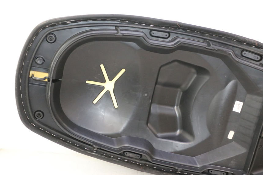photo de SELLE PIAGGIO MP3 HPE 530 (2022 - 2026) - Angle alternatif