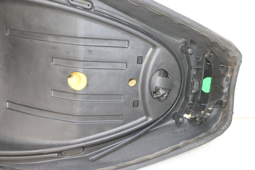 photo de SELLE PIAGGIO MP3 RL 250 (2006 - 2010) - Points de fixation