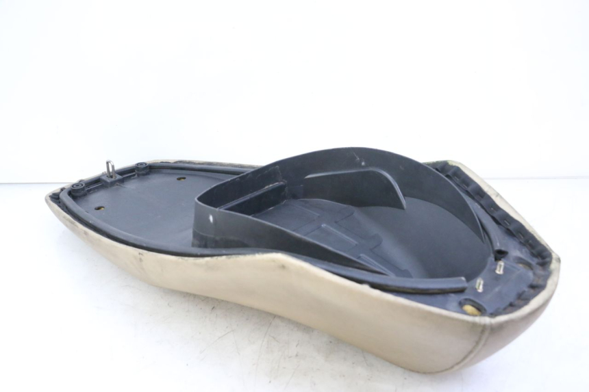 photo de SELLE PEUGEOT BELVILLE 125 (2017 - 2021) - Marquages et références