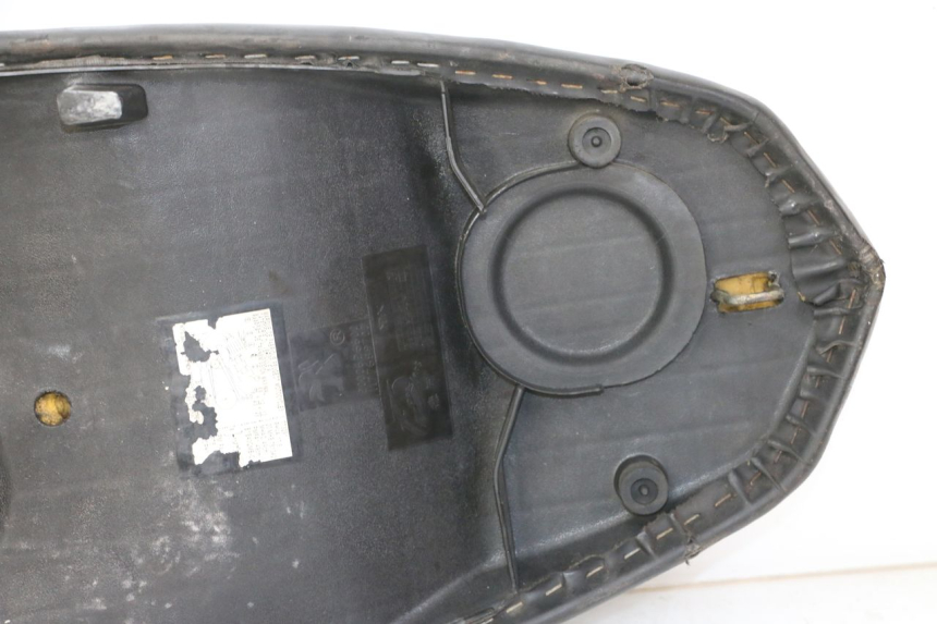 photo de SELLE PEUGEOT KISBEE 2T 50 (2010 - 2017) - Focus structure