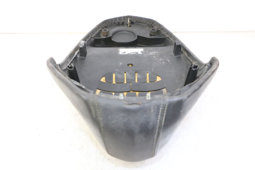 photo de SELLE PEUGEOT KISBEE 2T 50 (2010 - 2017) - État de surface