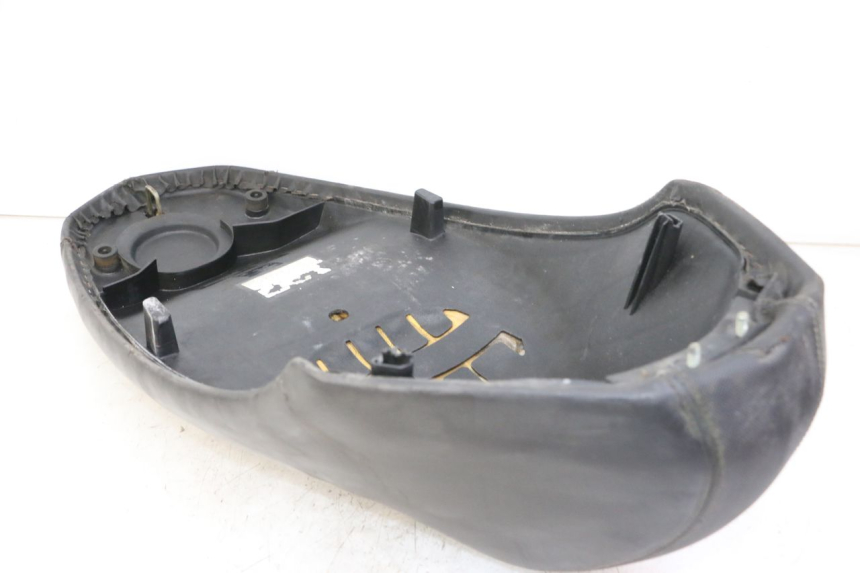 photo de SELLE PEUGEOT KISBEE 2T 50 (2010 - 2017) - Marquages et références