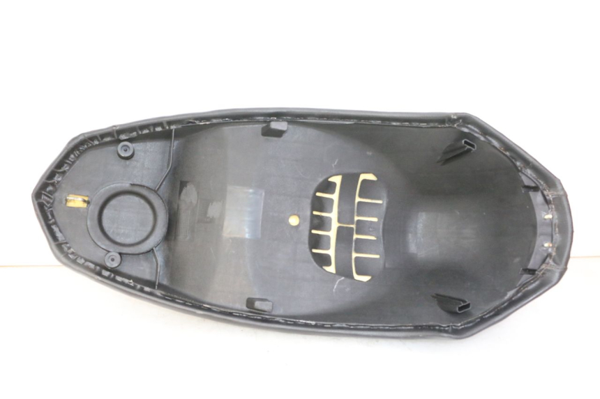 photo de SELLE PEUGEOT KISBEE 4T 50 (2010 - 2017) - Détail de la pièce