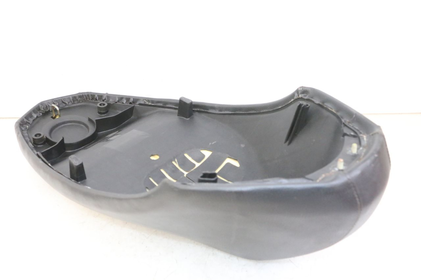 photo de SELLE PEUGEOT KISBEE 4T 50 (2010 - 2017) - Zoom état d’usage