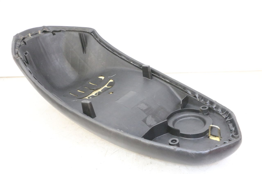photo de SELLE PEUGEOT KISBEE 4T 50 (2010 - 2017) - État de surface