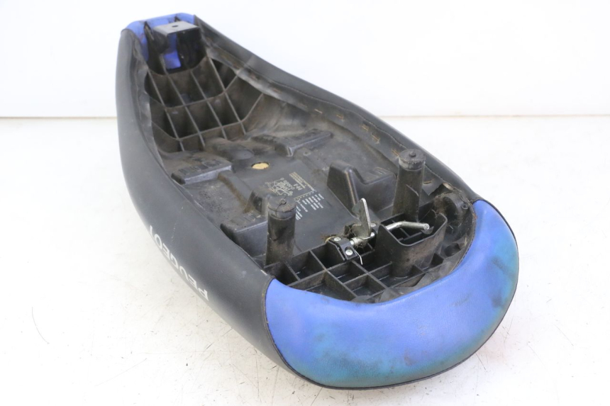 photo de SELLE PEUGEOT LUDIX ONE 50 (2005 - 2008) - Points de fixation