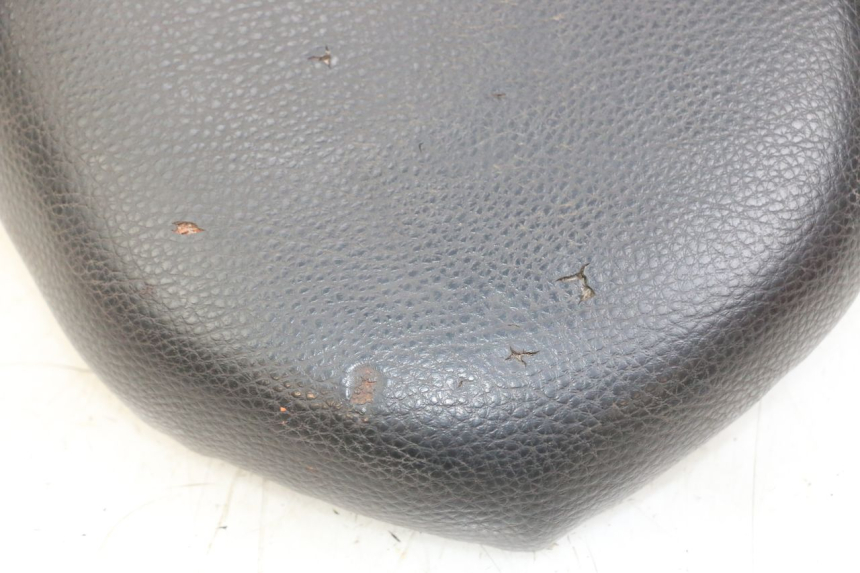 photo de SELLE PEUGEOT STREETZONE 4T 50 (2018 - 2023) - Gros plan technique