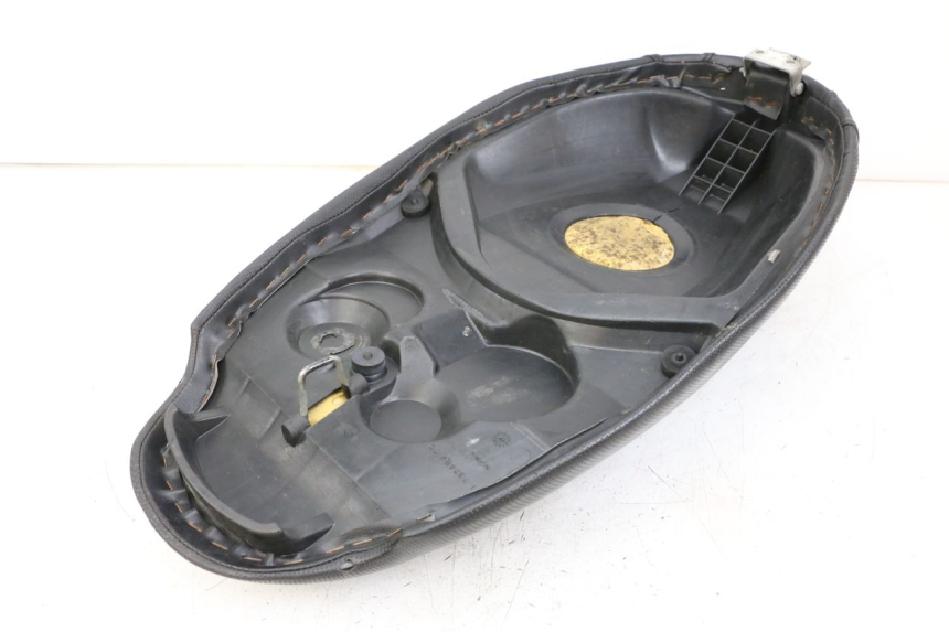 photo de SELLE PEUGEOT TKR TREKKER FURIOUS 50 (2005 - 2014) - Gros plan technique