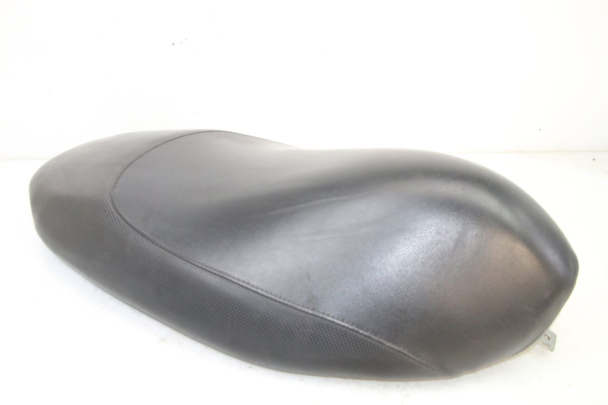 photo de SELLE PEUGEOT TREKKER TKR 50 (2005 - 2014) - Points de fixation