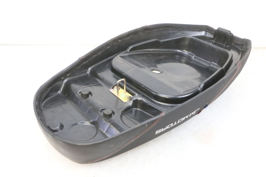 photo de SELLE JM MOTORS SANTANA EVO 50 (2024 - 2026) - Gros plan technique