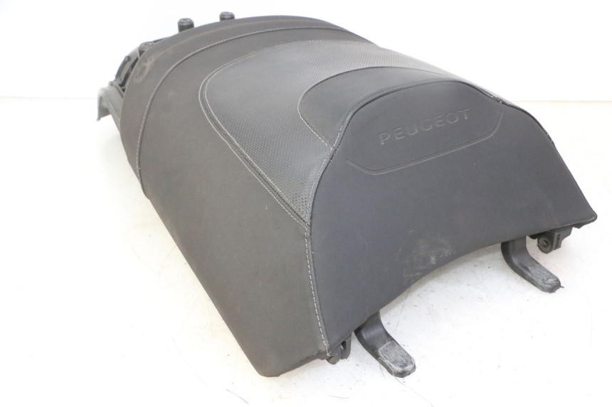 photo de SELLE PEUGEOT SATELIS 125 (2013 - 2018) - Gros plan technique