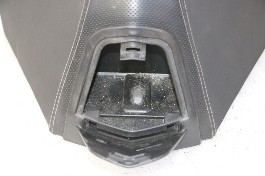 photo de SELLE PEUGEOT SATELIS 125 (2013 - 2018) - Autre angle de vue