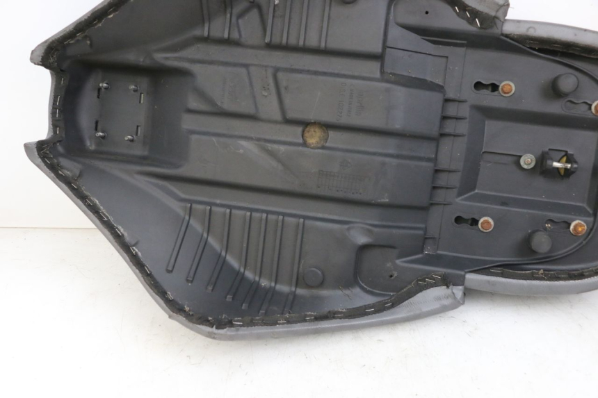 photo de SELLE APRILIA SCARABEO GT 125 (1999 - 2007) - Autre angle de vue