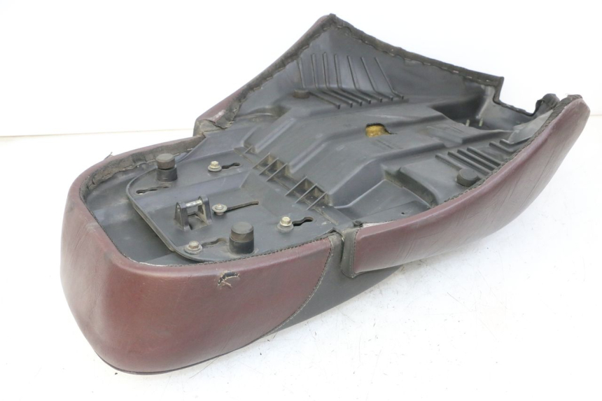 photo de SELLE APRILIA SCARABEO GT TOURING 125 (1999 - 2005) - Zoom état d’usage