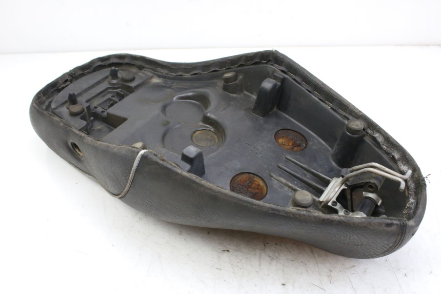 photo de SELLE APRILIA SCARABEO 100 (2003 - 2012) - Gros plan technique